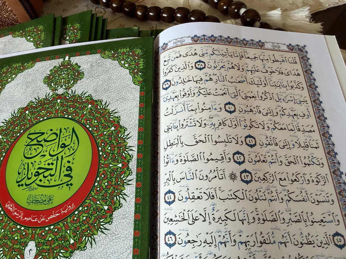 الشنطة الجلد البيج